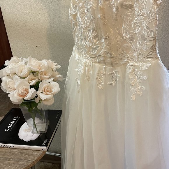 Dresses & Skirts - Wedding Dress